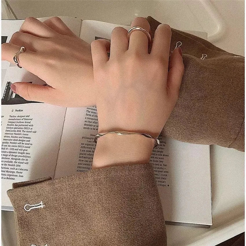 Minimalist Geometric Adjustable Bracelet – Modern Bending Shape Design | Elegant Gift for Women & Mothers